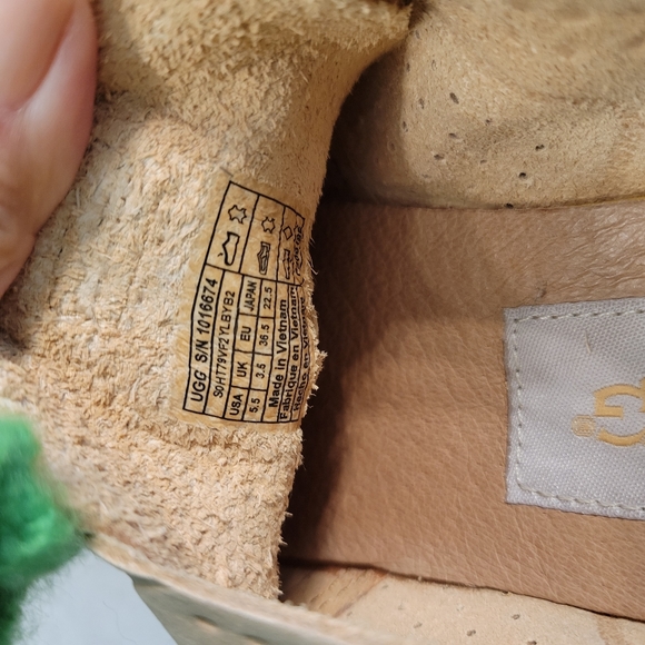 Like New Ugg Tye Trainer - Picture 7 of 10